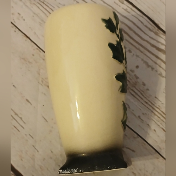 Royal Copley Vintage Footed Cream Vase with Green Ivy Design - Picture 3 of 8
